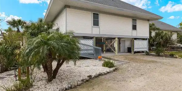1039 Beach RD