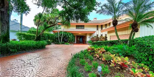 724 Bay Tree CT