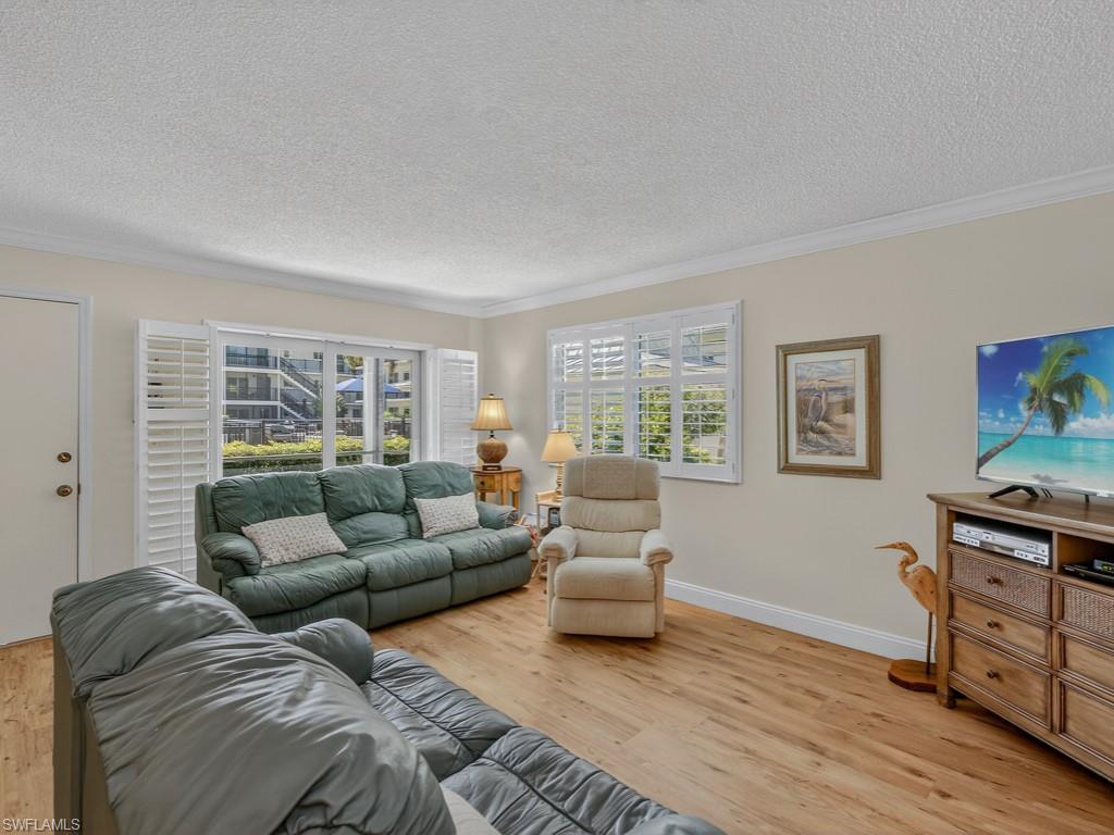 Image 4: Living Room