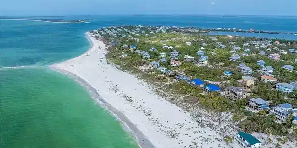 Image 3: Beach townhouse is located on.