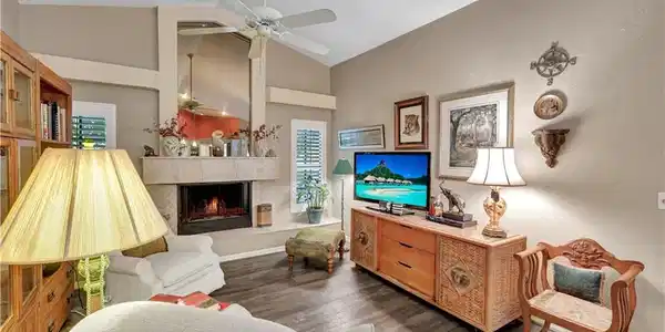Image 3: Cathedral ceiling w/woodburning fireplace, tiled ledge