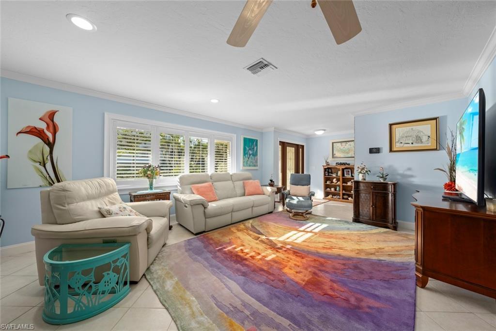Image 3: Living room