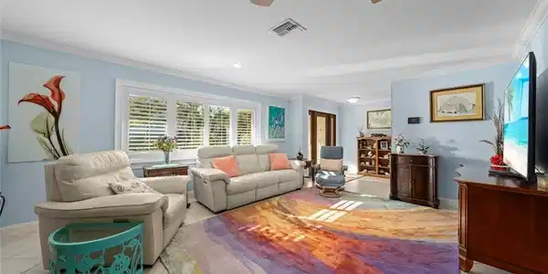 Image 3: Living room