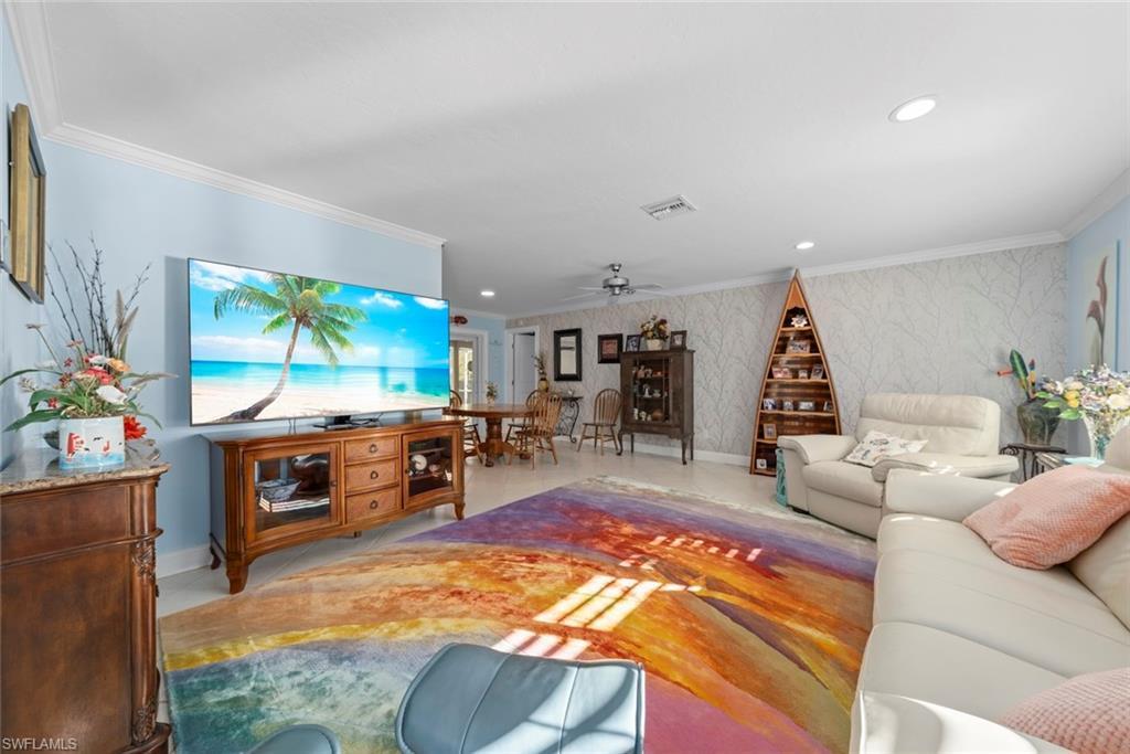 Image 4: Living room