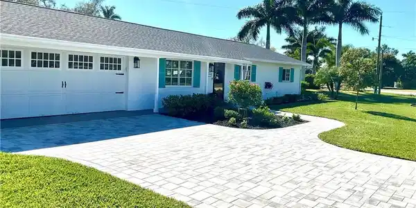1086 N Town And River DR