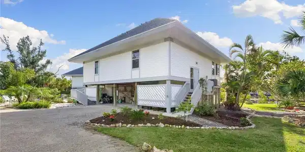 1039 Beach RD