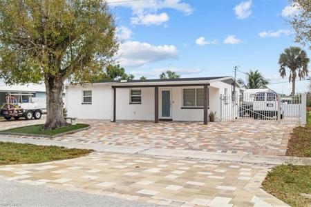 944 Tropical Palm AVE
