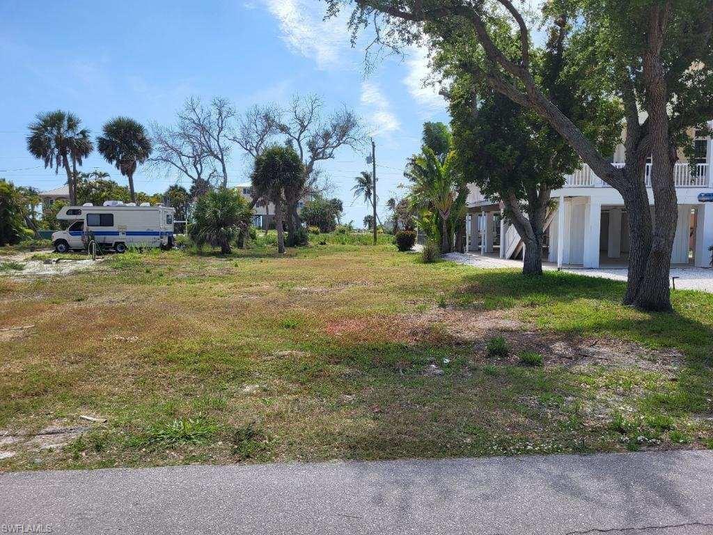 Image 2: Big deep lot.    Close to beach access.   Great neighborhood