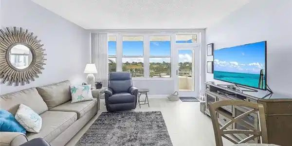 240 Seaview CT