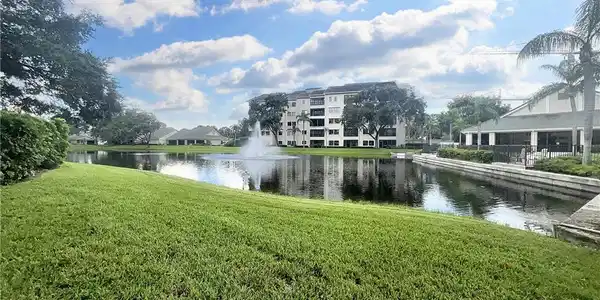 900 Arbor Lake DR