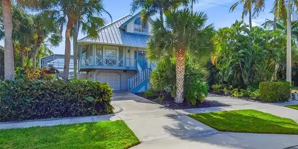 305 Colonial AVE