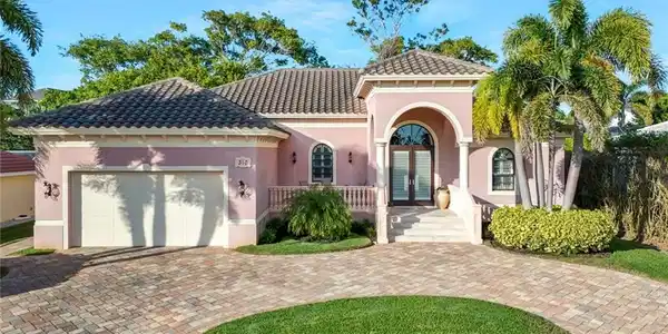 310 Colonial AVE
