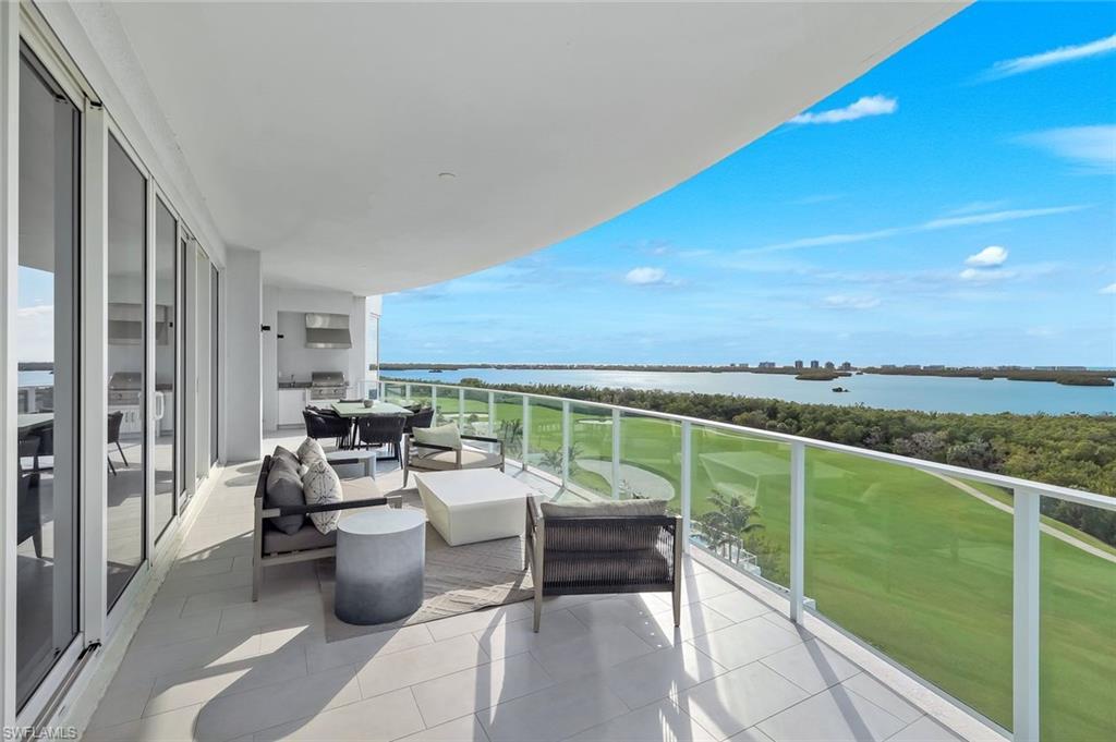Image 3: Be captivated by the sparkling bay and gulf waters.