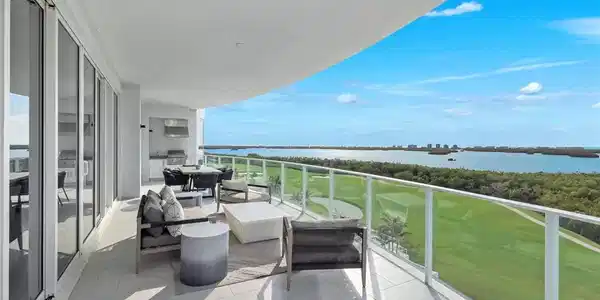 Image 3: Be captivated by the sparkling bay and gulf waters.