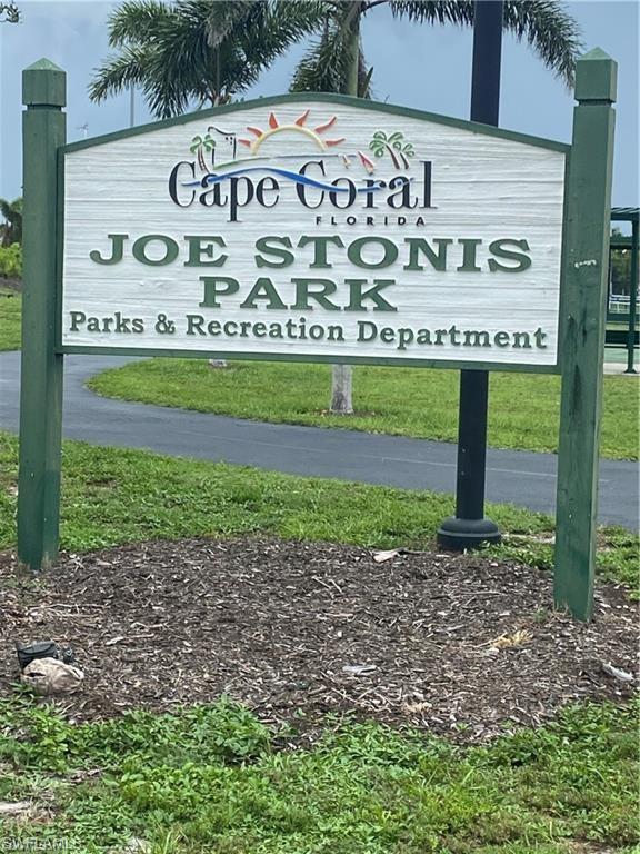 Image 4: View of community / neighborhood sign
