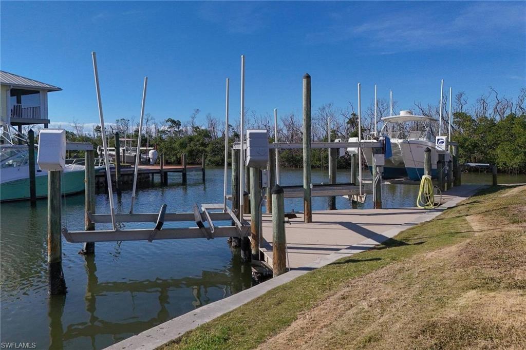 Image 2: Dock with 3 boat lifts & composite decking