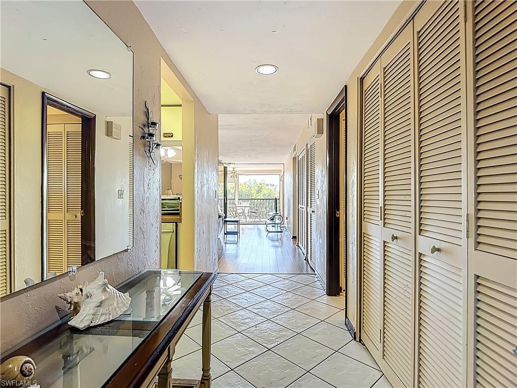 Image 2: Hall with recessed lighting