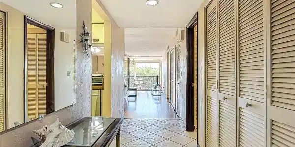 Image 2: Hall with recessed lighting