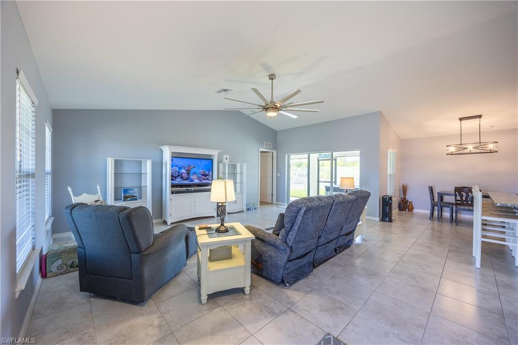 Image 3: LIVING ROOM