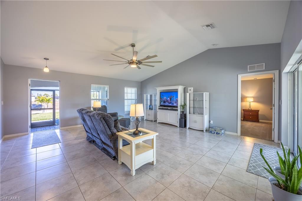 Image 4: LIVING ROOM
