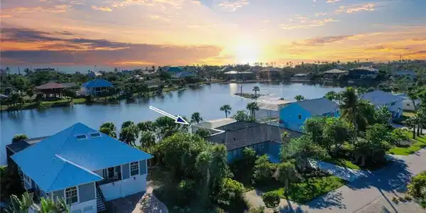 3285 Twin Lakes LN