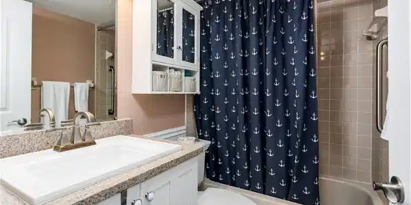 Image 4: Guest bath with tub/shower