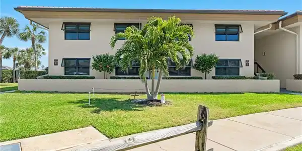 579 Seaview CT