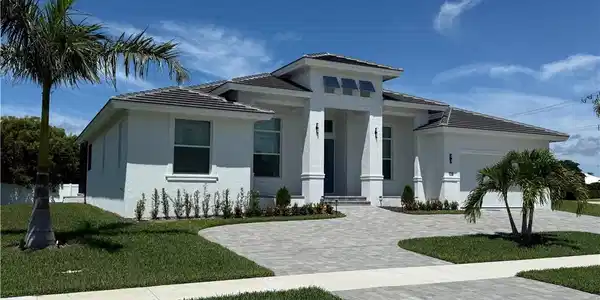 Image 3: View of yard and circular driveway