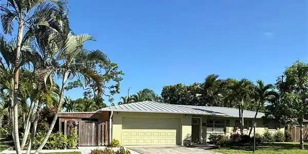 702 E Valley DR