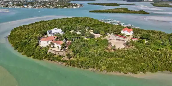Image 4: Bird's eye view of a nearby body of water