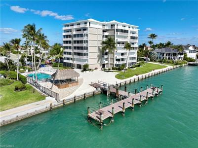 60 Pelican ST W