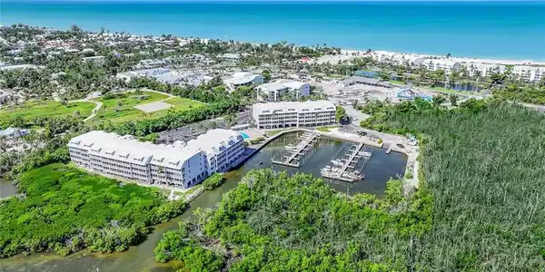4220 Bayside Villas