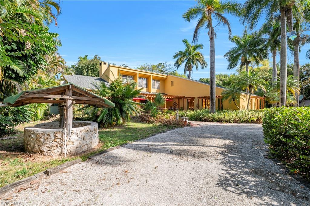 Image 2: View of front facade and decorative well