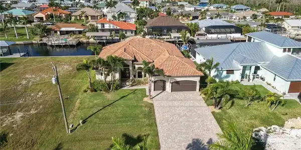 2433 Macadamia LN