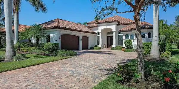 3301 Runaway LN