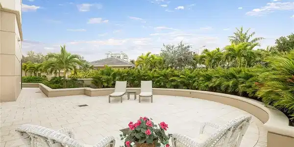 8960 Bay Colony DR