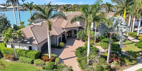 864 Inlet DR