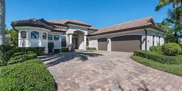 3273 Runaway LN
