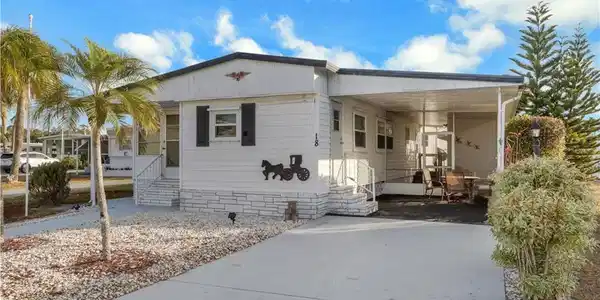 18 Carriage LN