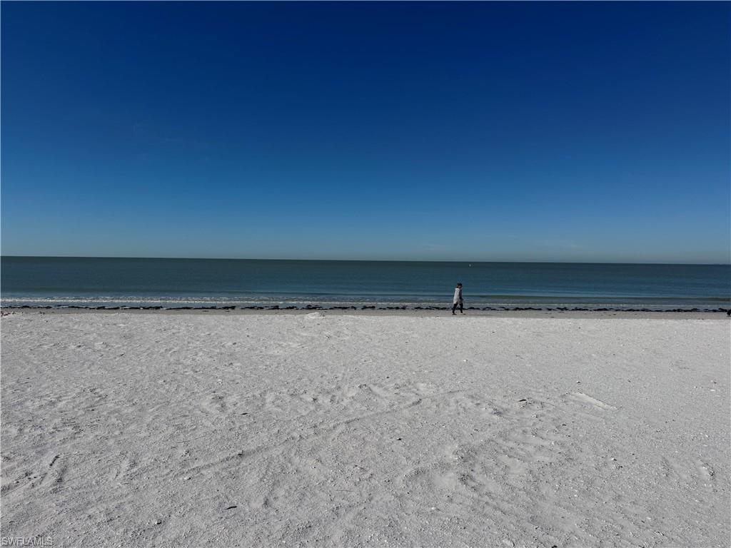 Image 2: Beach to the center