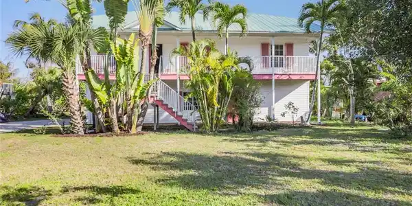 2105 Sunset CIR