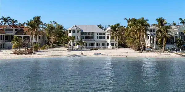 1083 Bird LN