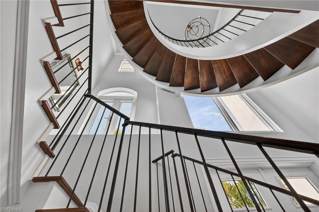 Image 4: View of stairway