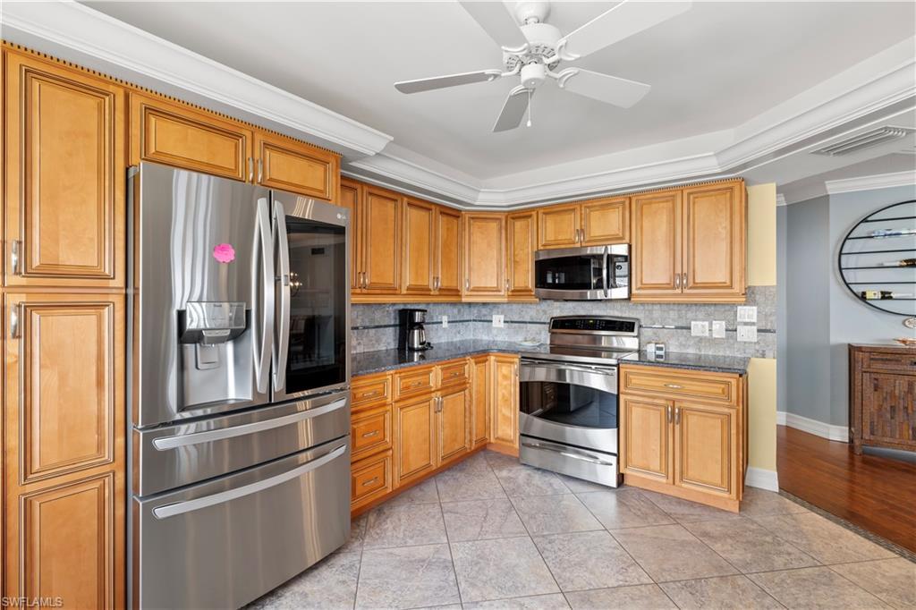Image 4: Kitchen