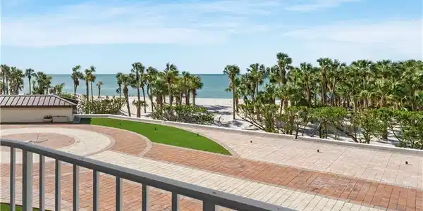 8111 Bay Colony DR