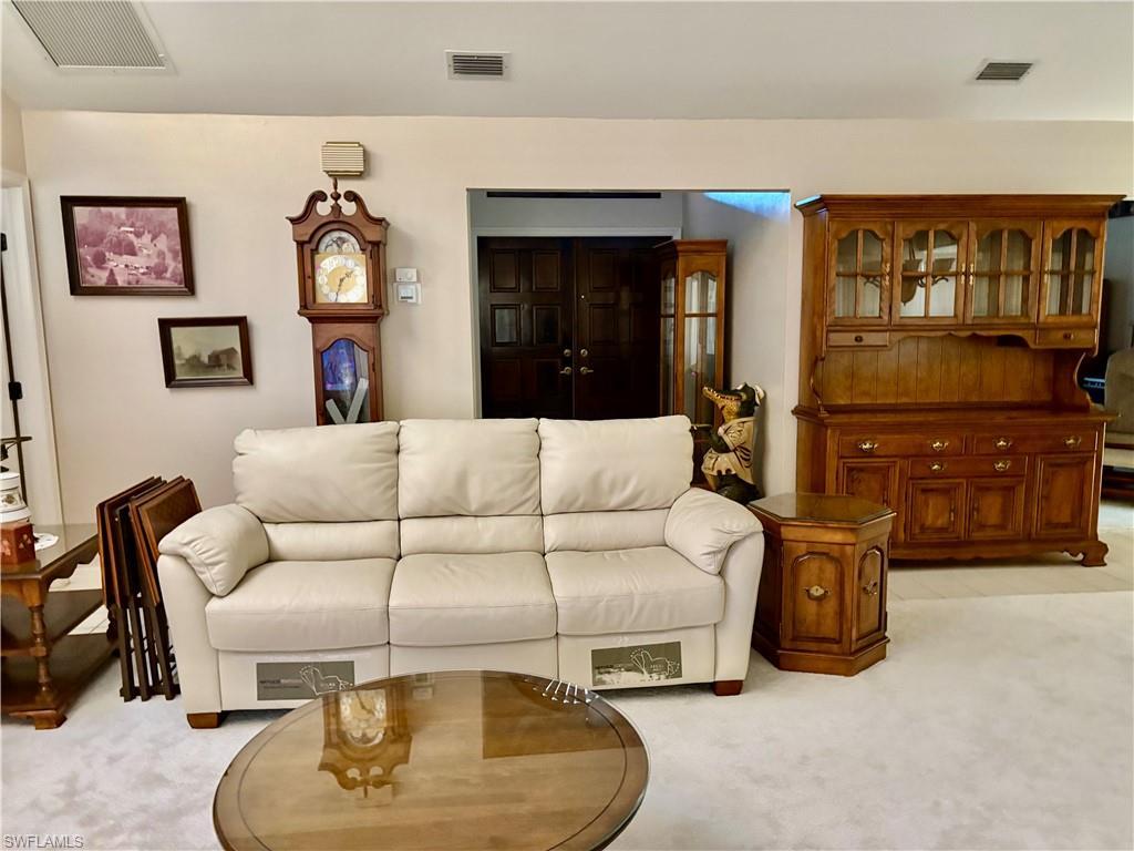 Image 2: Living area from Back Sliders