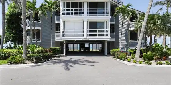 1606 Lands End Village