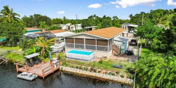 57 Moon Bay ST