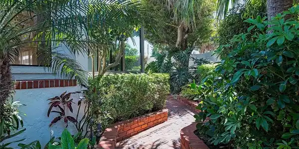 532 Bay Villas LN