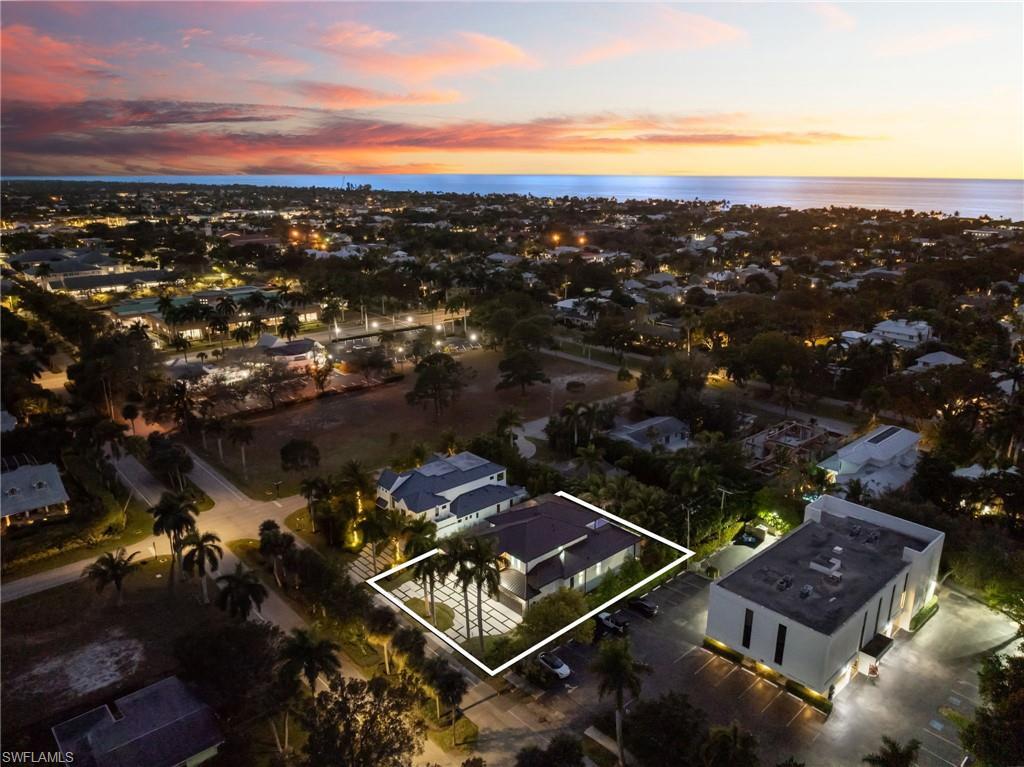 Image 2: PERFECTLY LOCATED IN OLDE NAPLES, APPROX HALF A MILE TO WORLD CLASS BEACHES & LESS THAN 1 MILE TO ICONIC 5TH AVE WITH WORLD-CLASS DINING, SHOPPING & ENTERTAINMENT!